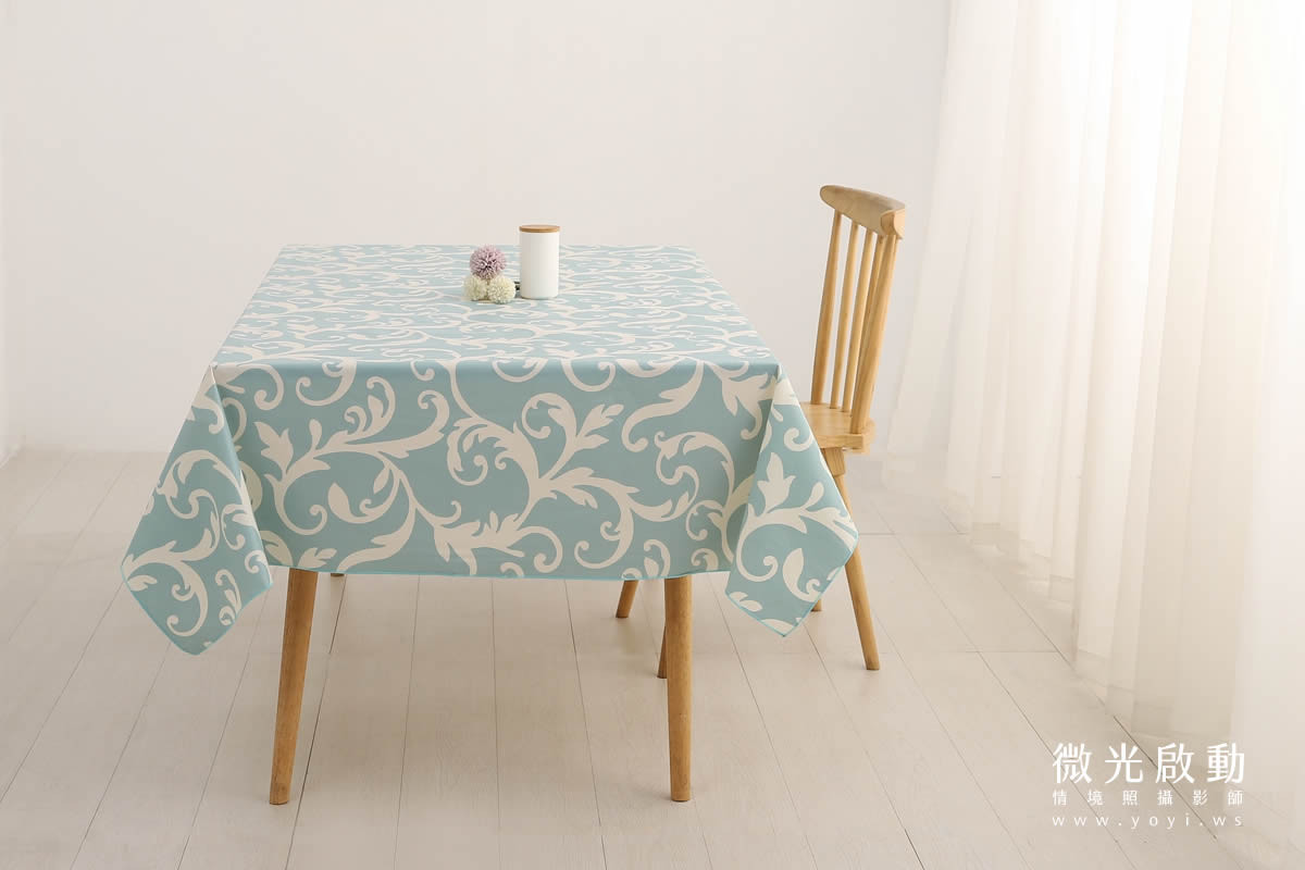 桌巾商品攝影｜清新藍色圖騰桌巾明亮餐廳情境 97