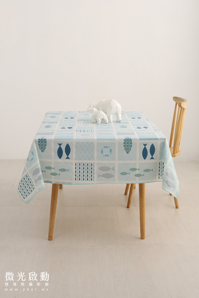 桌巾商品攝影｜清新藍色圖騰桌巾明亮餐廳情境 99