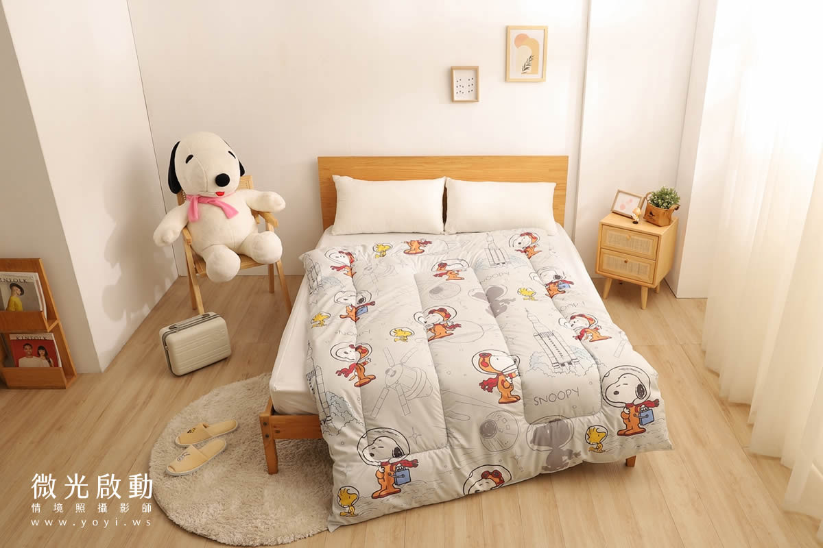 卡通聯名寢具攝影｜史努比圖騰藍色床包模特兒居家情境攝影｜銘詳 15