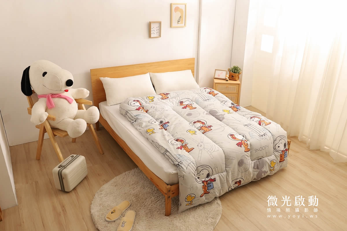 卡通聯名寢具攝影｜史努比圖騰藍色床包模特兒居家情境攝影｜銘詳 17