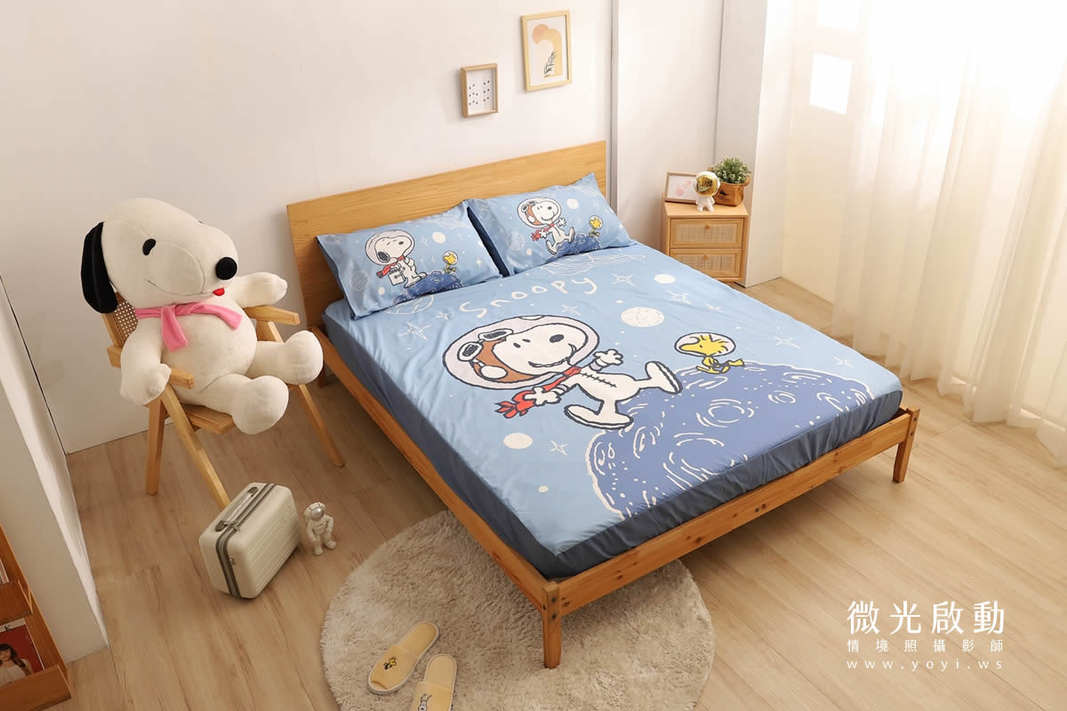 卡通聯名寢具攝影｜史努比圖騰藍色床包模特兒居家情境攝影｜銘詳 21