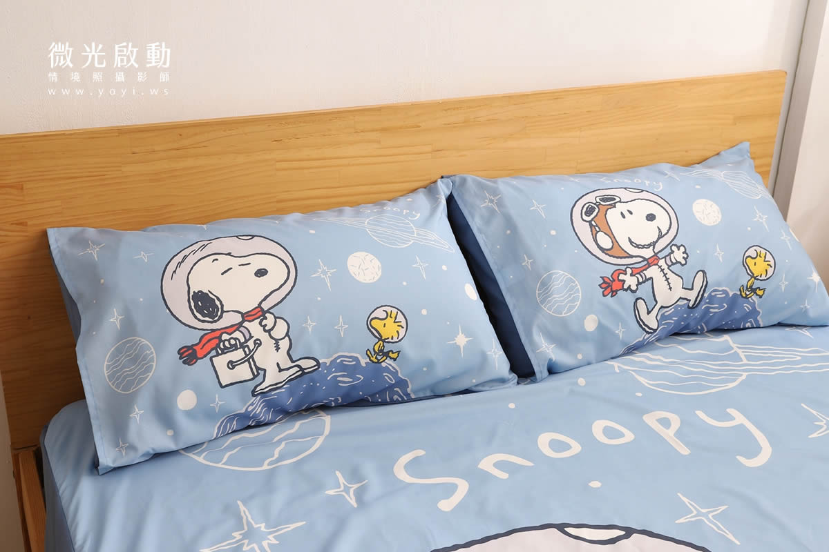 卡通聯名寢具攝影｜史努比圖騰藍色床包模特兒居家情境攝影｜銘詳 23