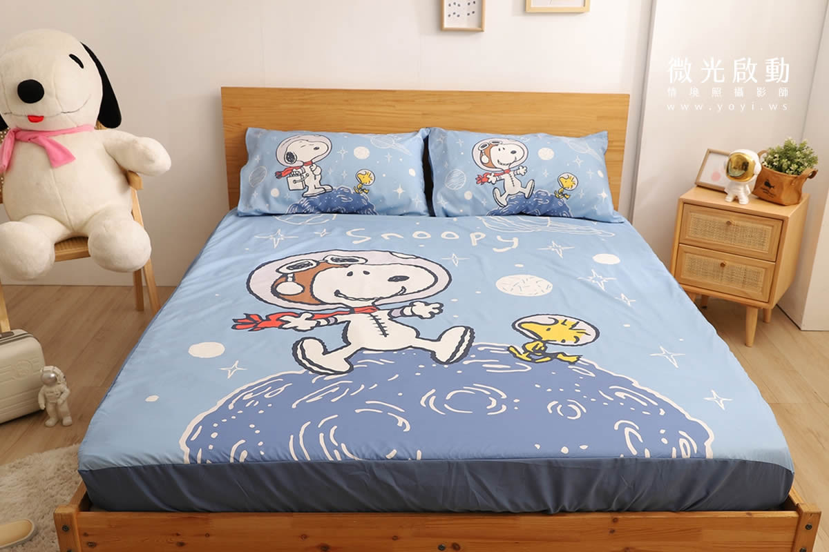 卡通聯名寢具攝影｜史努比圖騰藍色床包模特兒居家情境攝影｜銘詳 25