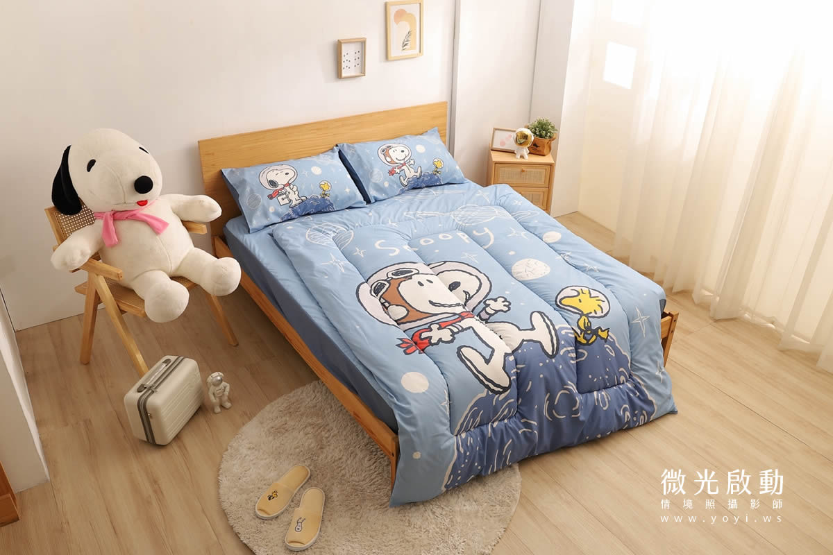 卡通聯名寢具攝影｜史努比圖騰藍色床包模特兒居家情境攝影｜銘詳 27