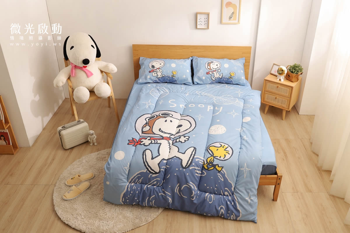 卡通聯名寢具攝影｜史努比圖騰藍色床包模特兒居家情境攝影｜銘詳 29