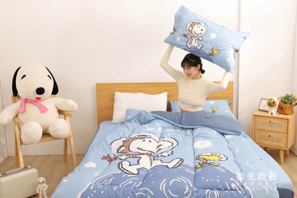 卡通聯名寢具攝影｜史努比圖騰藍色床包模特兒居家情境攝影｜銘詳 35