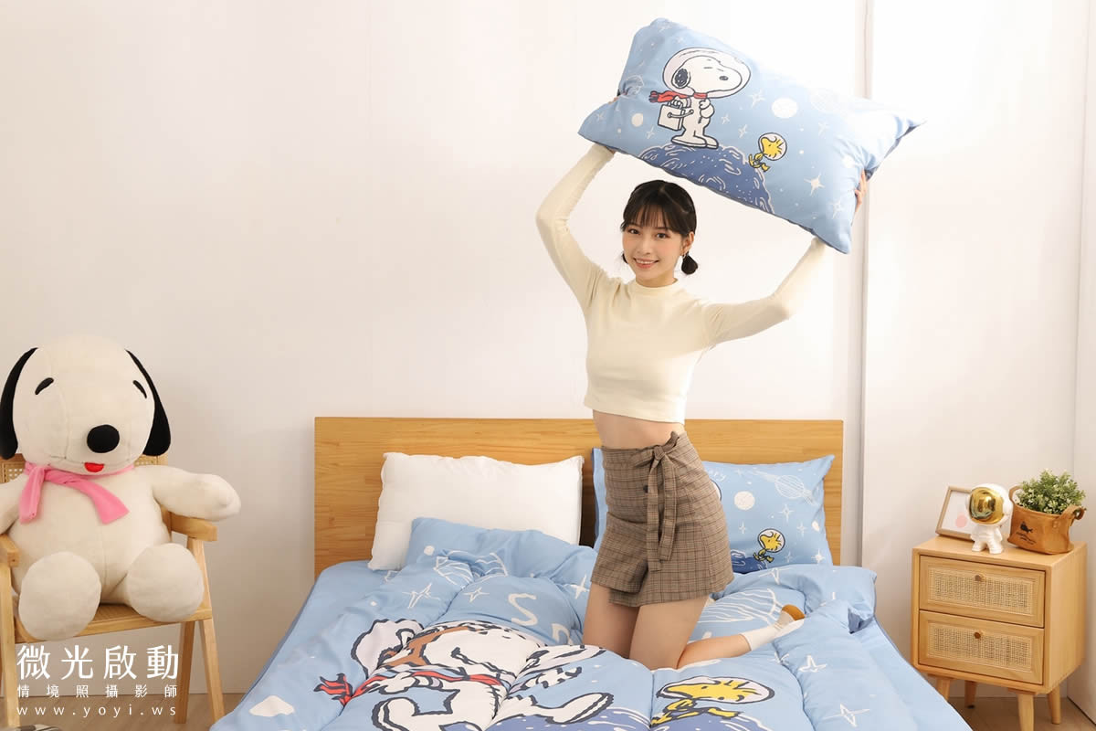卡通聯名寢具攝影｜史努比圖騰藍色床包模特兒居家情境攝影｜銘詳 37