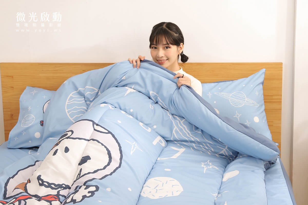 卡通聯名寢具攝影｜史努比圖騰藍色床包模特兒居家情境攝影｜銘詳 39