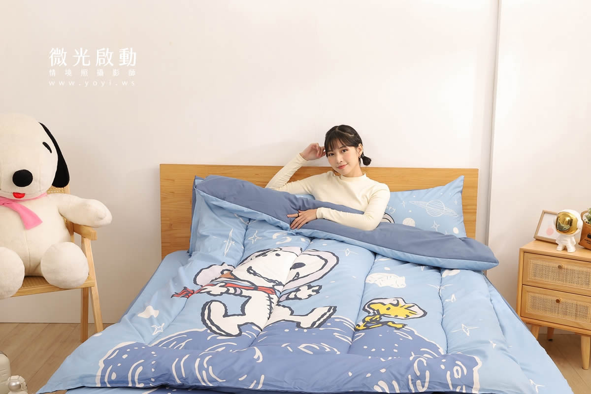 卡通聯名寢具攝影｜史努比圖騰藍色床包模特兒居家情境攝影｜銘詳 41