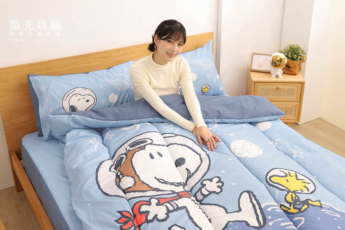 卡通聯名寢具攝影｜史努比圖騰藍色床包模特兒居家情境攝影｜銘詳 43