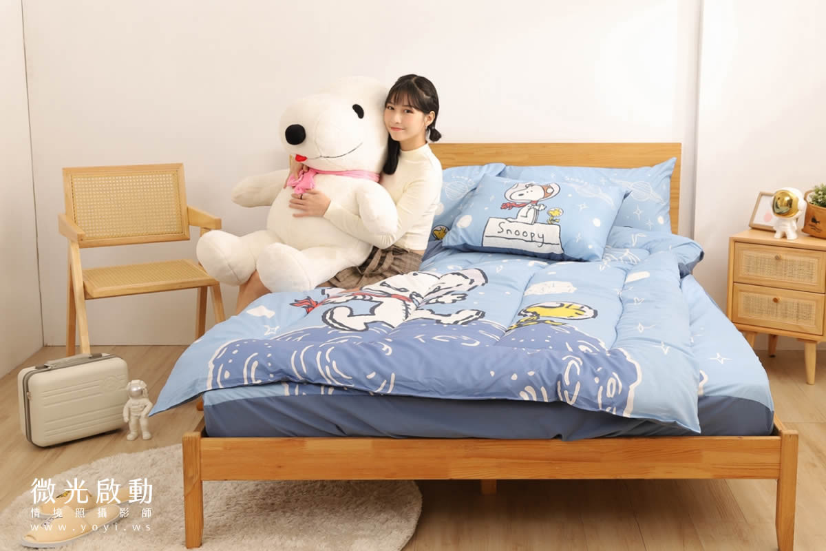 卡通聯名寢具攝影｜史努比圖騰藍色床包模特兒居家情境攝影｜銘詳 47