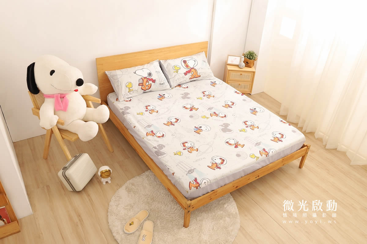 卡通聯名寢具攝影｜史努比圖騰藍色床包模特兒居家情境攝影｜銘詳 55