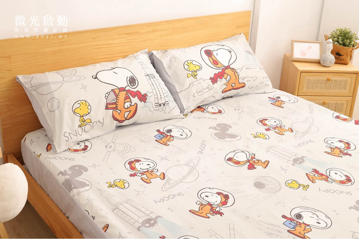 卡通聯名寢具攝影｜史努比圖騰藍色床包模特兒居家情境攝影｜銘詳 57