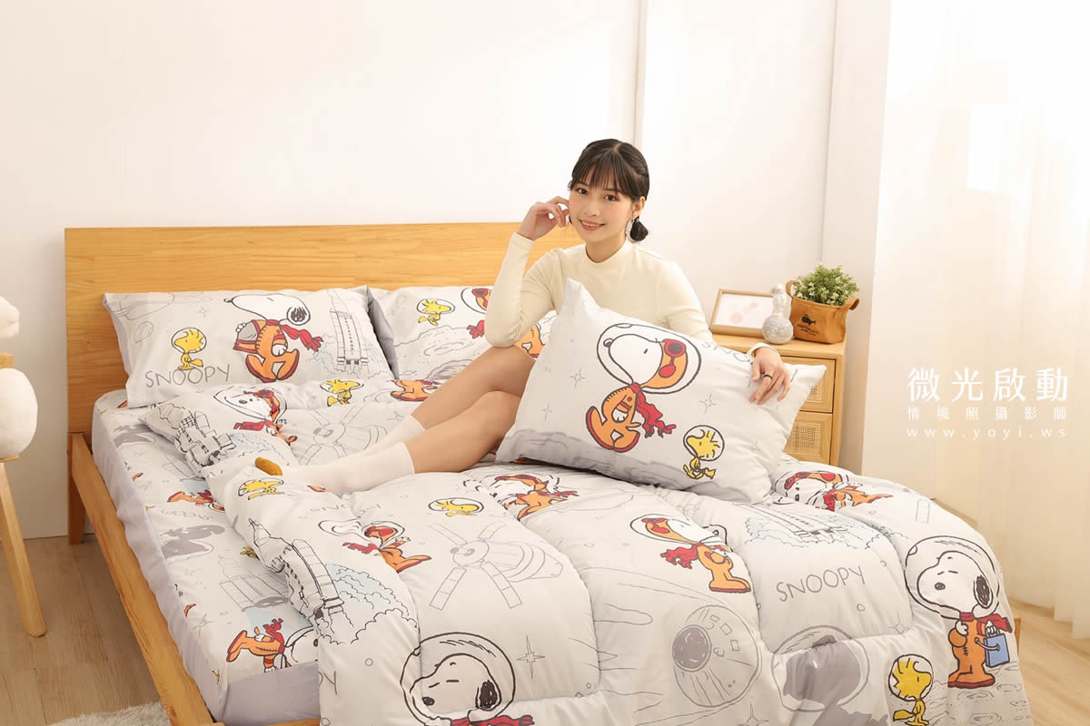 卡通聯名寢具攝影｜史努比圖騰藍色床包模特兒居家情境攝影｜銘詳 59