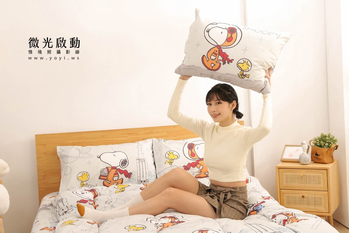 卡通聯名寢具攝影｜史努比圖騰藍色床包模特兒居家情境攝影｜銘詳 61