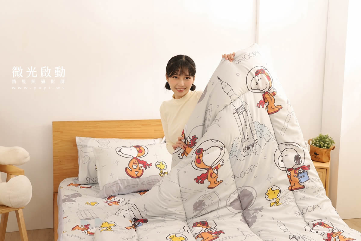 卡通聯名寢具攝影｜史努比圖騰藍色床包模特兒居家情境攝影｜銘詳 65