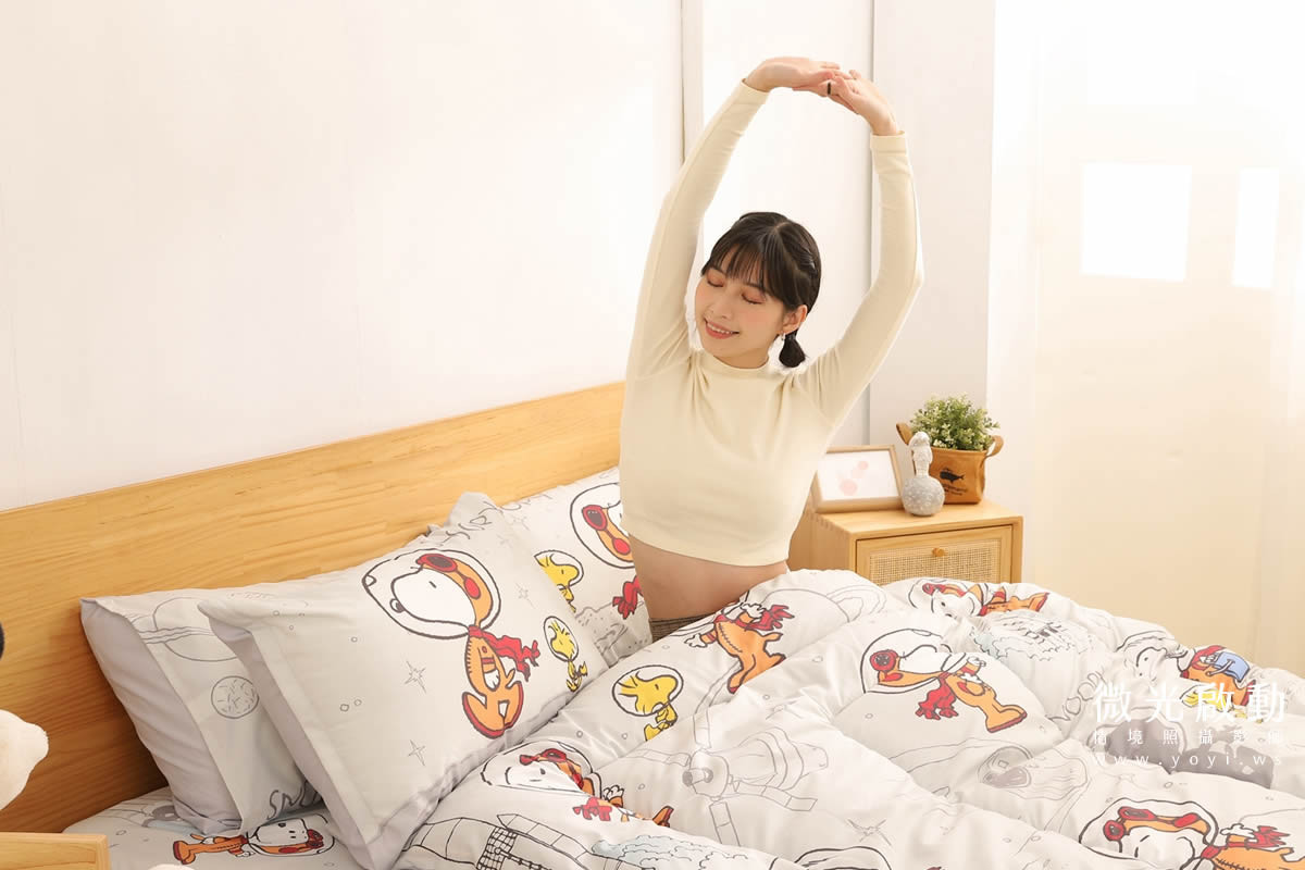 卡通聯名寢具攝影｜史努比圖騰藍色床包模特兒居家情境攝影｜銘詳 71