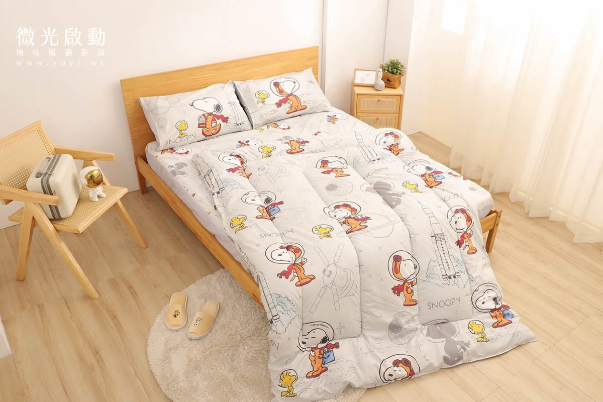 卡通聯名寢具攝影｜史努比圖騰藍色床包模特兒居家情境攝影｜銘詳 75