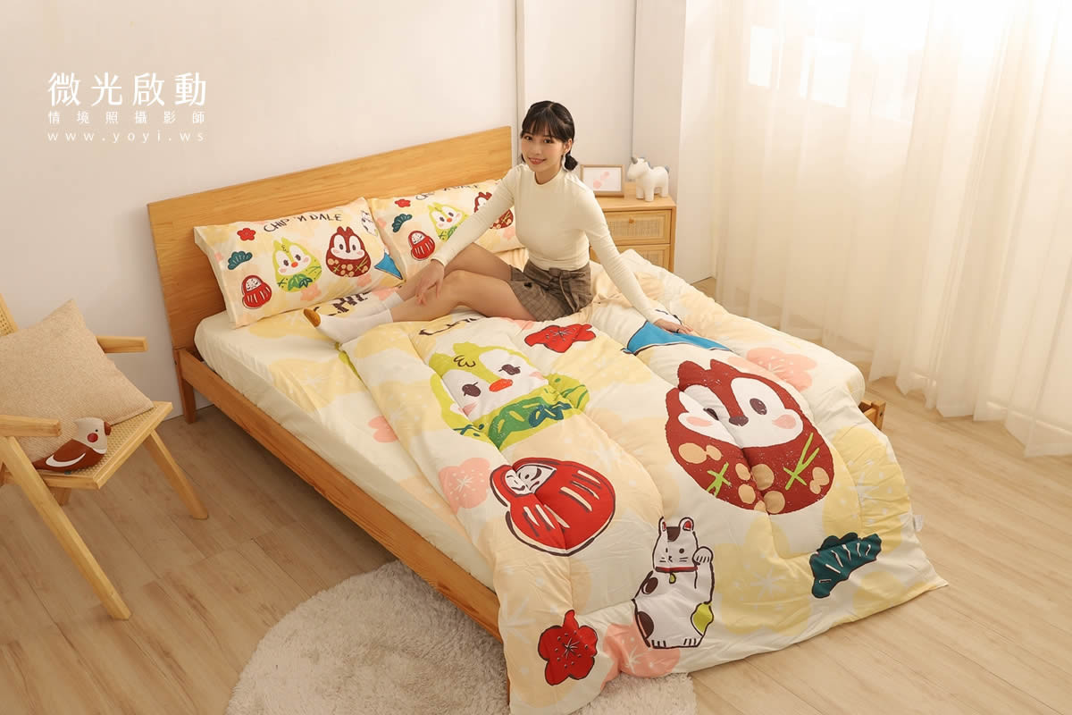 卡通聯名寢具攝影｜史努比圖騰藍色床包模特兒居家情境攝影｜銘詳 103