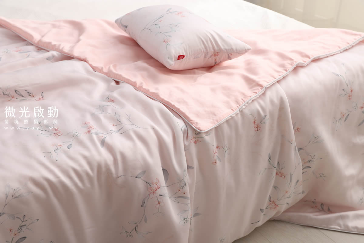 品牌羽絨被攝影｜合隆羽藏粉色輕柔羽絨被模特兒情境攝影｜合隆羽藏 5