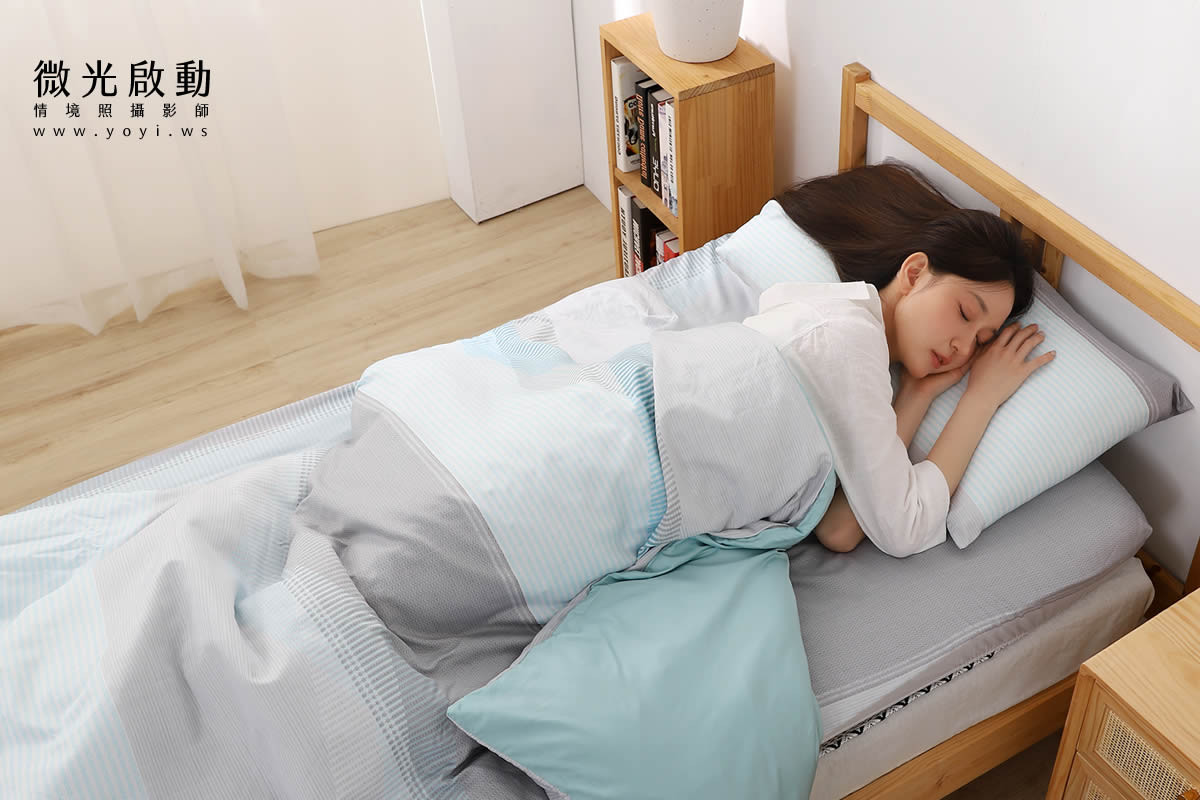 寢具商品攝影｜水藍色單人床包組模特兒情境攝影｜蓓爾國際 11