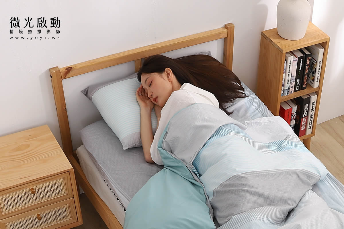 寢具商品攝影｜水藍色單人床包組模特兒情境攝影｜蓓爾國際 47