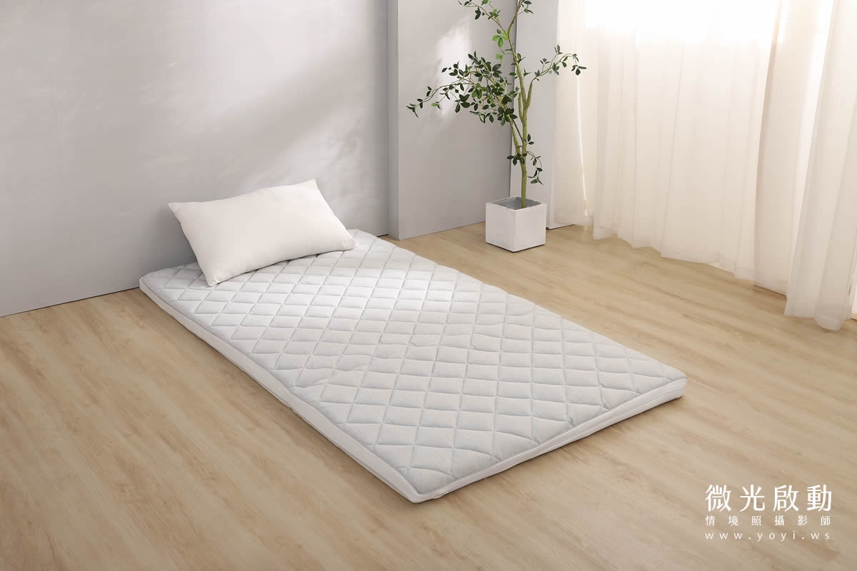 床墊商品攝影｜輕巧收納摺疊床墊明亮居家情境攝影｜新材質業有限公司 3