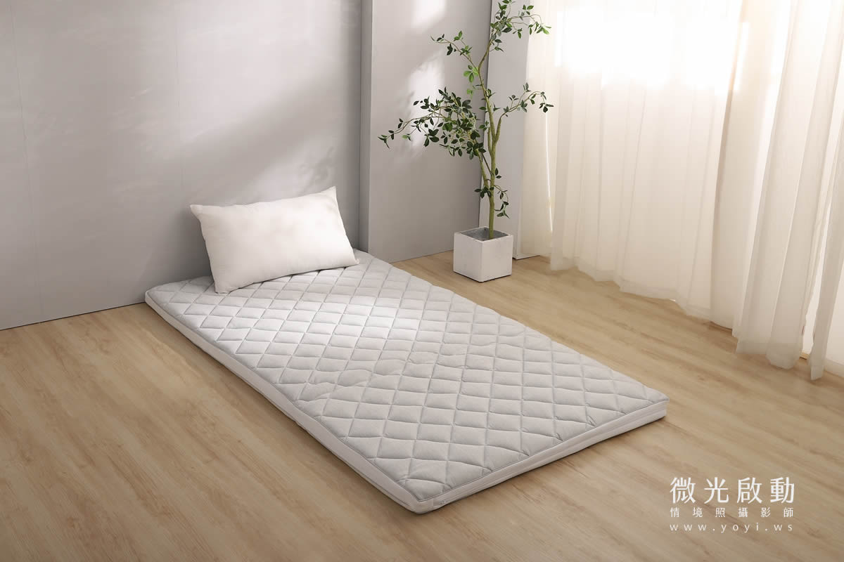 床墊商品攝影｜輕巧收納摺疊床墊明亮居家情境攝影｜新材質業有限公司 5