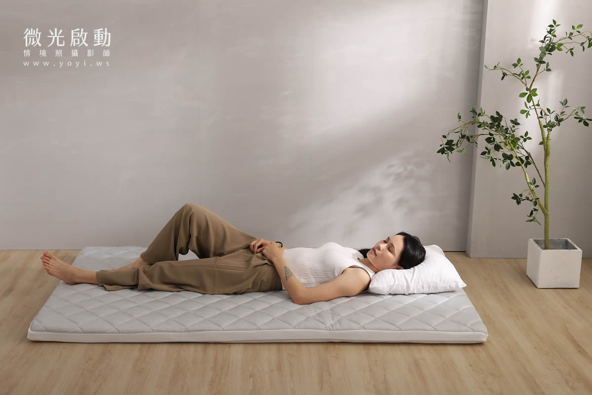 床墊商品攝影｜輕巧收納摺疊床墊明亮居家情境攝影｜新材質業有限公司 23