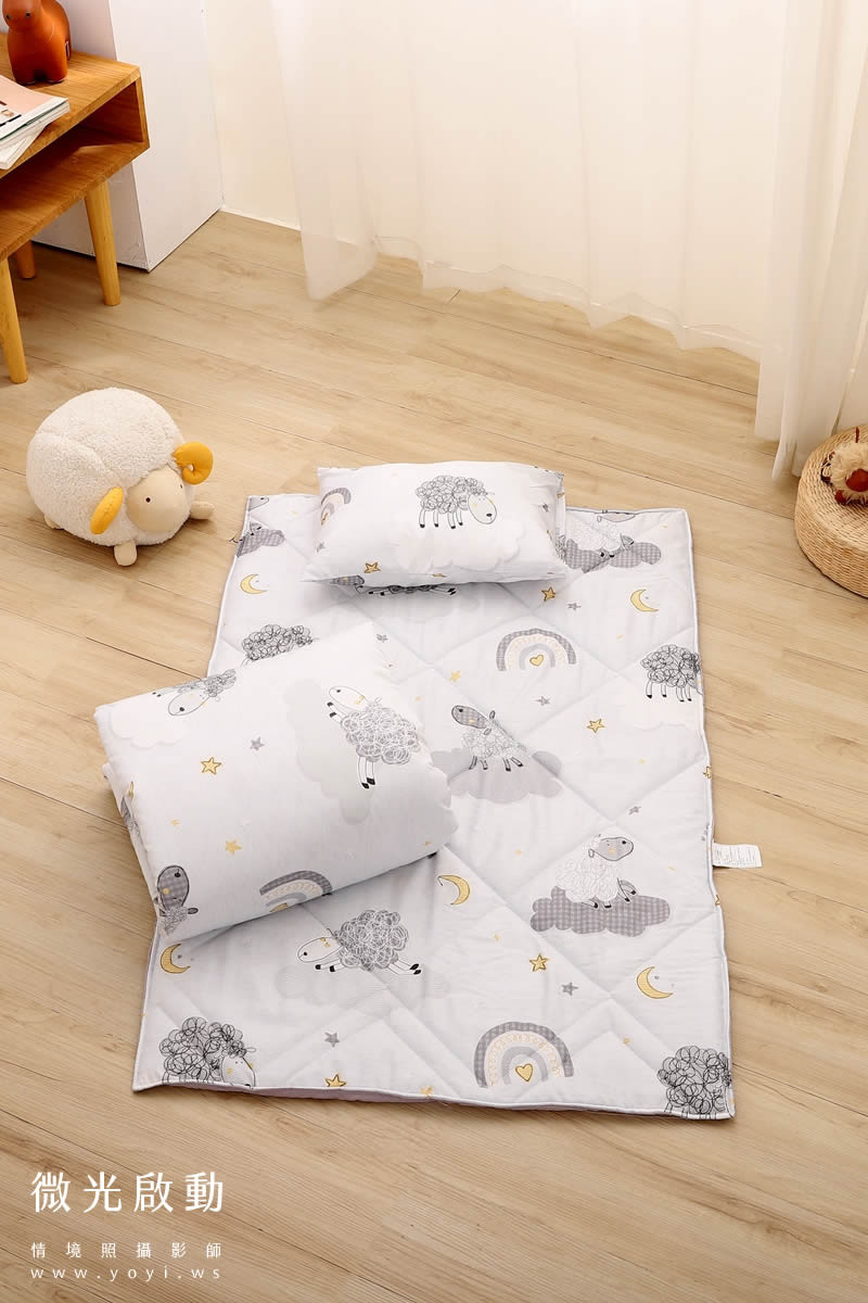 兒童寢具攝影｜童趣圖騰防踢被模特兒熟睡情境攝影｜冠益 9