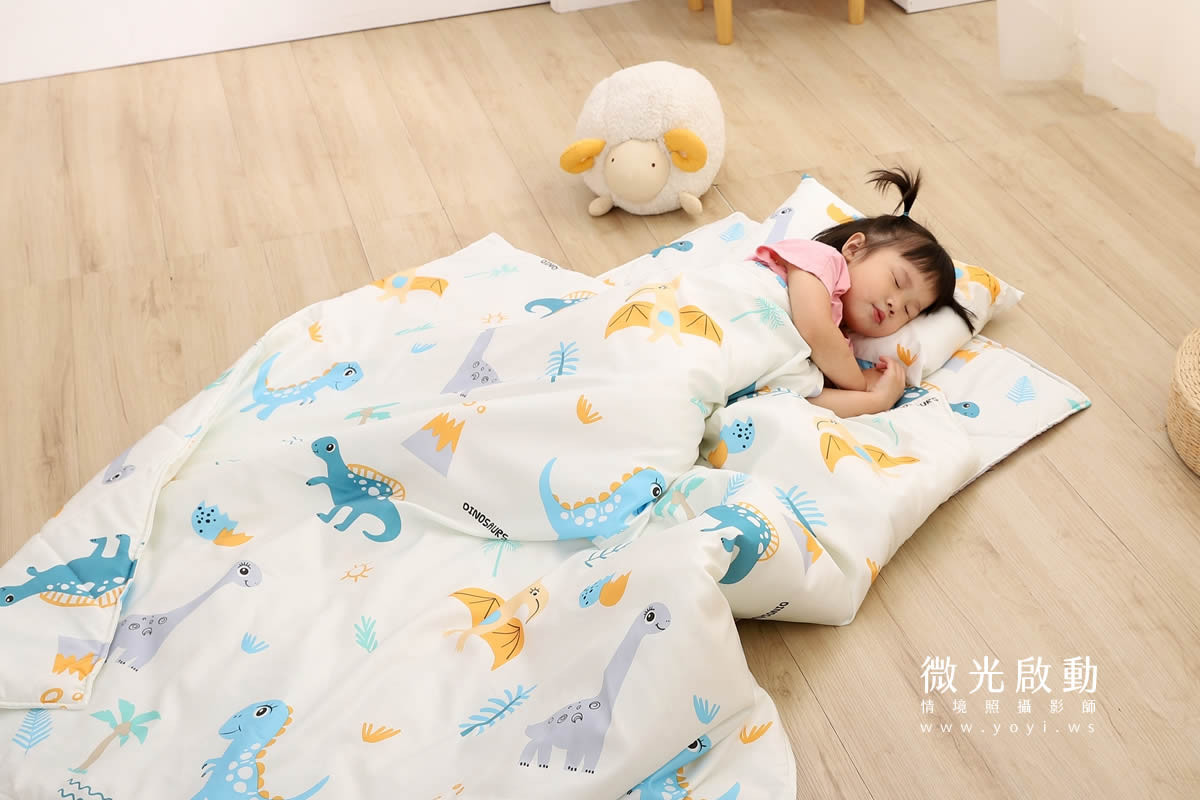 兒童寢具攝影｜童趣圖騰防踢被模特兒熟睡情境攝影｜冠益 13