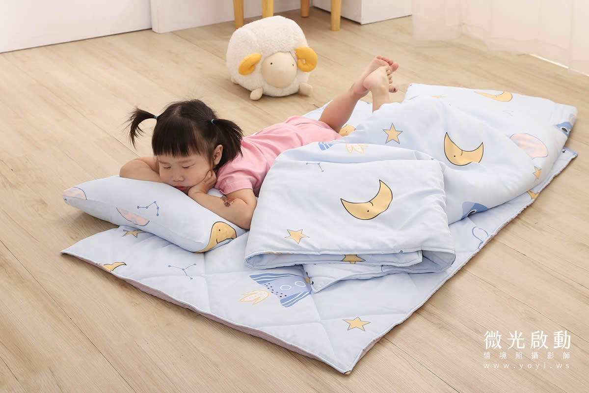 兒童寢具攝影｜童趣圖騰防踢被模特兒熟睡情境攝影｜冠益 15