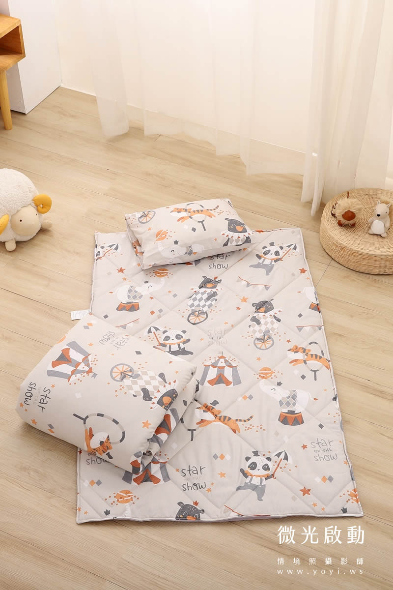 兒童寢具攝影｜童趣圖騰防踢被模特兒熟睡情境攝影｜冠益 35