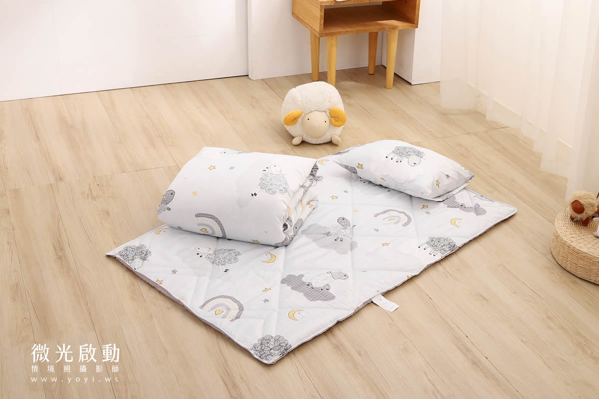 兒童寢具攝影｜童趣圖騰防踢被模特兒熟睡情境攝影｜冠益 37