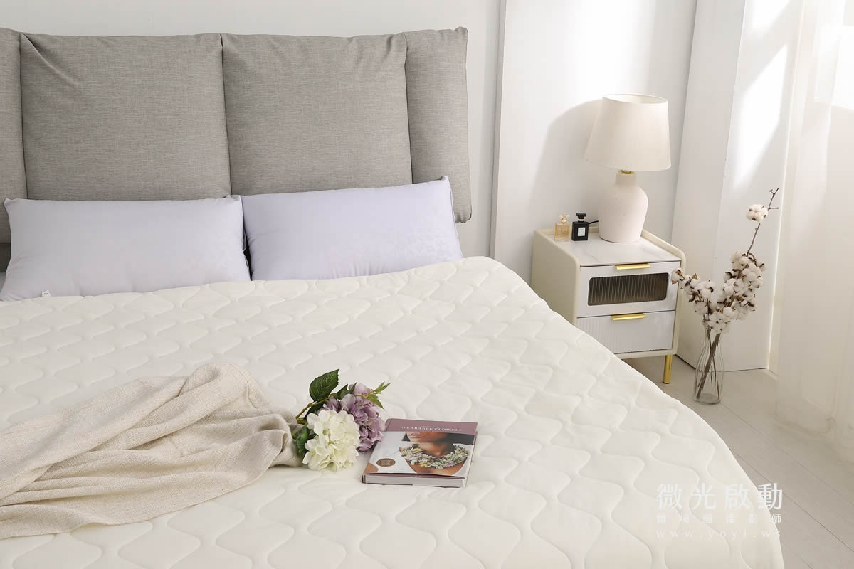 夏季寢具攝影｜純白色透氣涼被明亮臥室情境攝影 13