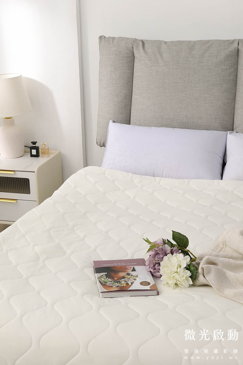 夏季寢具攝影｜純白色透氣涼被明亮臥室情境攝影 17