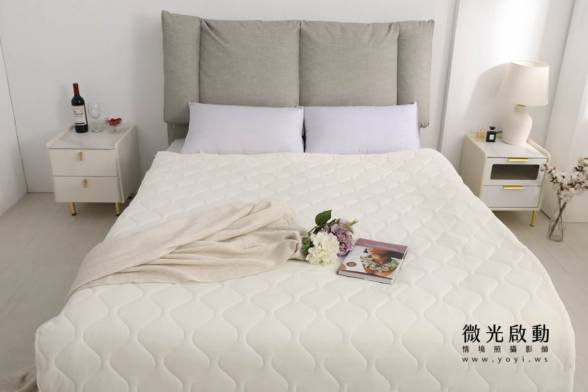 夏季寢具攝影｜純白色透氣涼被明亮臥室情境攝影 19