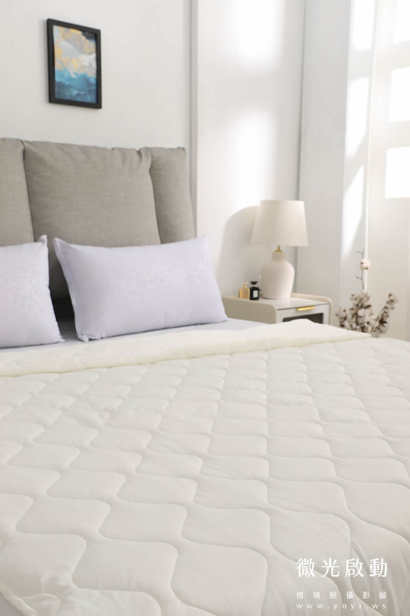 夏季寢具攝影｜純白色透氣涼被明亮臥室情境攝影 21
