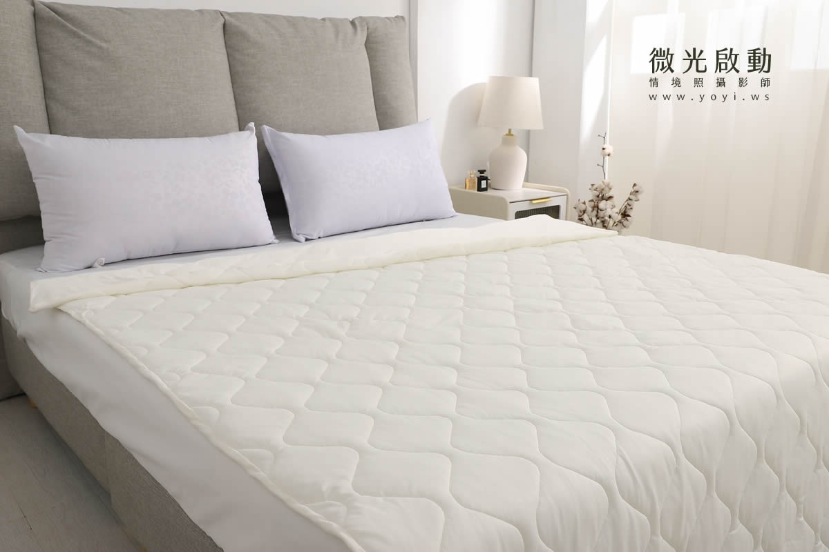 夏季寢具攝影｜純白色透氣涼被明亮臥室情境攝影 25