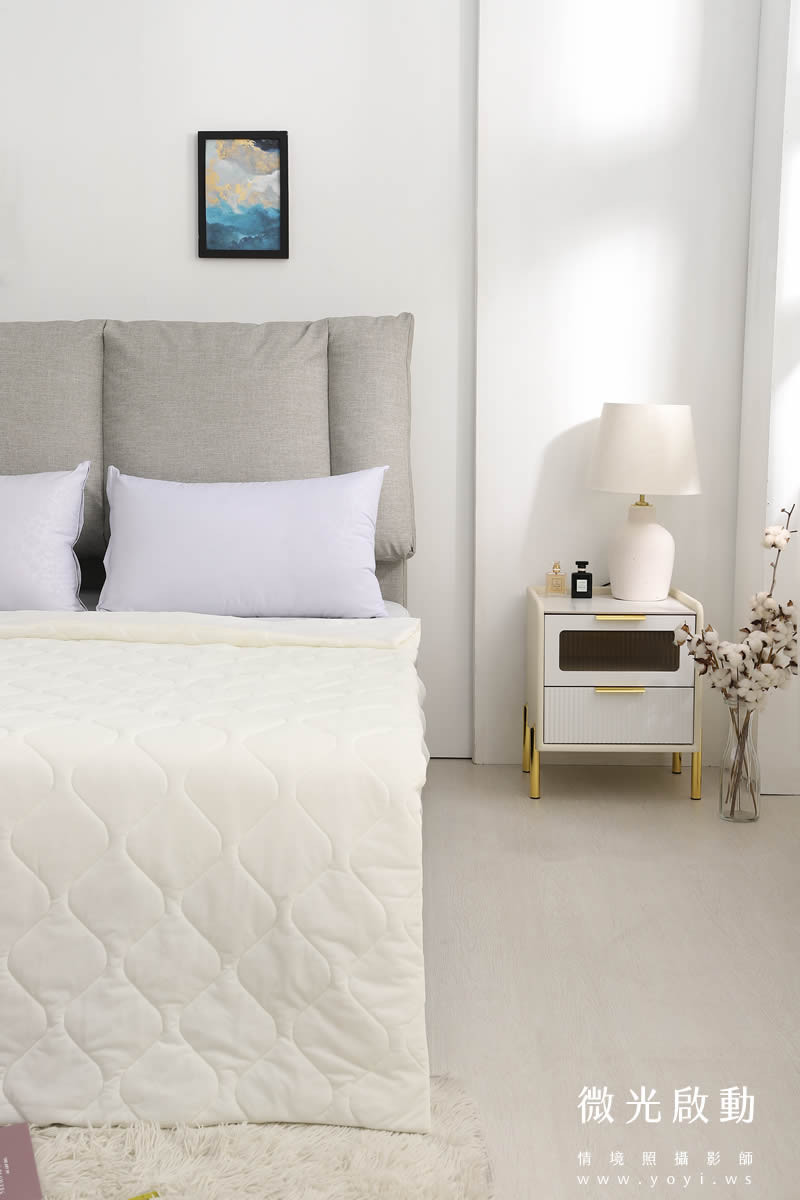 夏季寢具攝影｜純白色透氣涼被明亮臥室情境攝影 27
