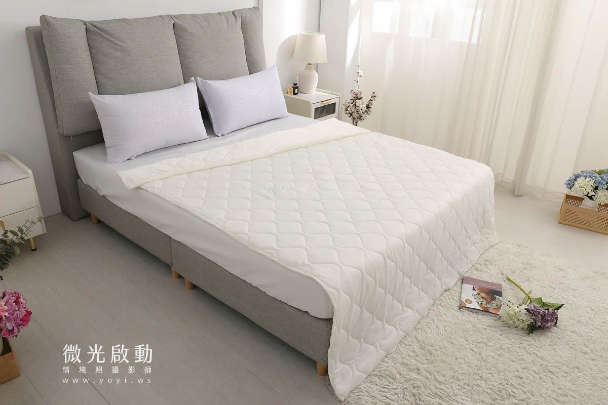 夏季寢具攝影｜純白色透氣涼被明亮臥室情境攝影 33