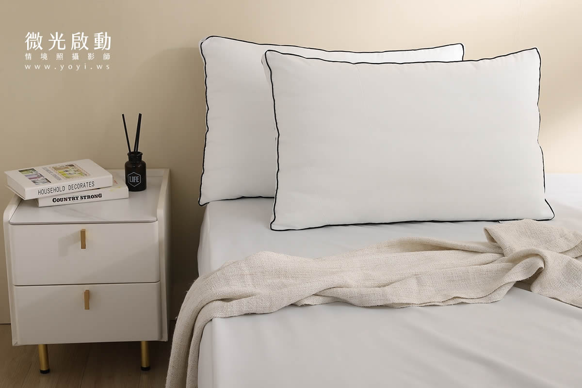 寢具配件商品攝影｜純白機能枕頭與保潔墊明亮情境攝影｜雲威國際 1