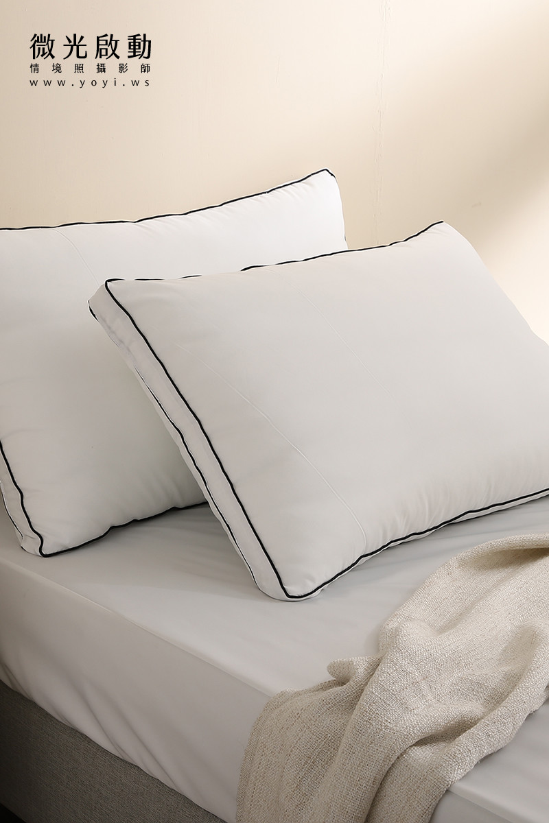 寢具配件商品攝影｜純白機能枕頭與保潔墊明亮情境攝影｜雲威國際 3