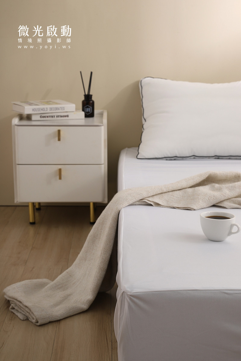 寢具配件商品攝影｜純白機能枕頭與保潔墊明亮情境攝影｜雲威國際 5