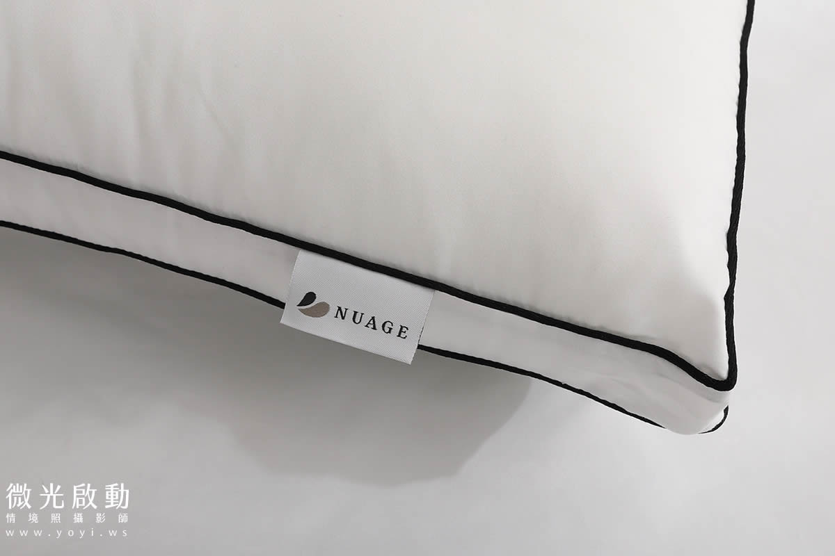 寢具配件商品攝影｜純白機能枕頭與保潔墊明亮情境攝影｜雲威國際 7