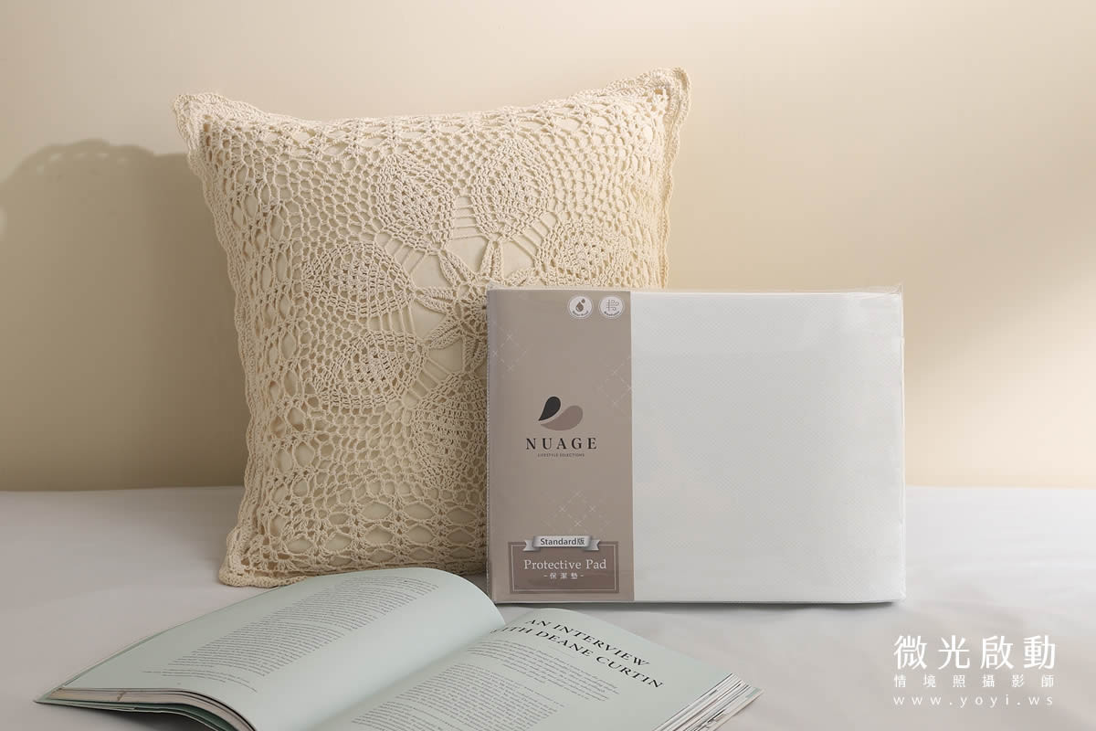 寢具配件商品攝影｜純白機能枕頭與保潔墊明亮情境攝影｜雲威國際 9