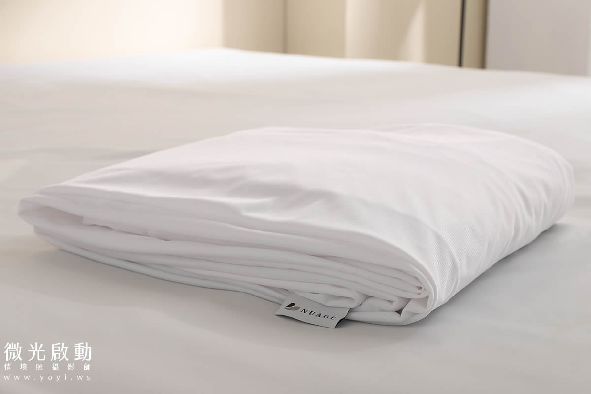 寢具配件商品攝影｜純白機能枕頭與保潔墊明亮情境攝影｜雲威國際 11