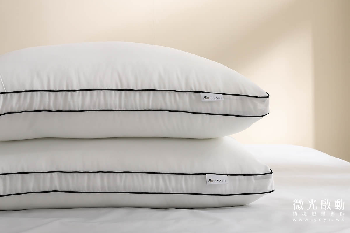 寢具配件商品攝影｜純白機能枕頭與保潔墊明亮情境攝影｜雲威國際 13