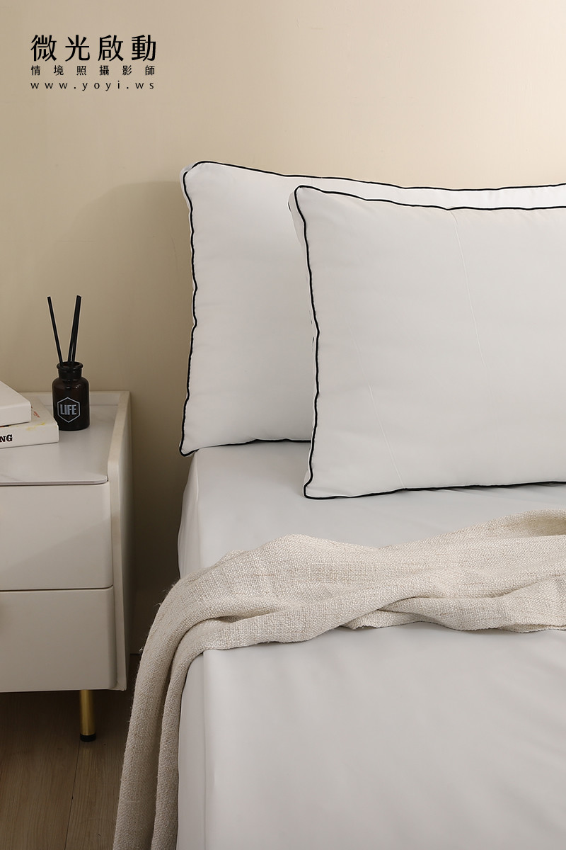 寢具配件商品攝影｜純白機能枕頭與保潔墊明亮情境攝影｜雲威國際 15