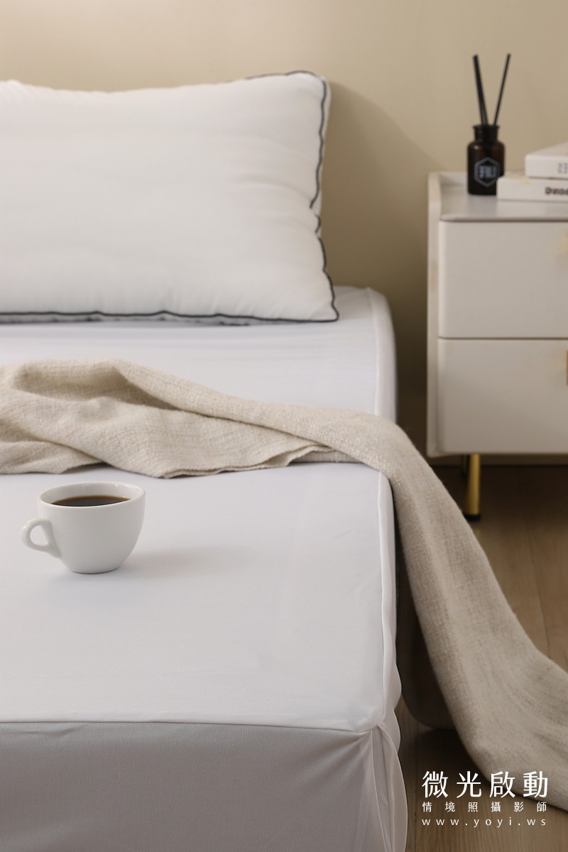 寢具配件商品攝影｜純白機能枕頭與保潔墊明亮情境攝影｜雲威國際 23